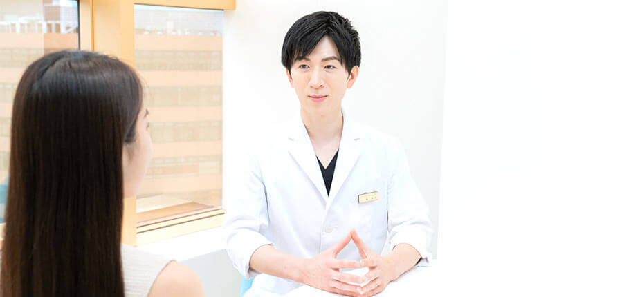 ビューティースキンクリニック 林隆洋院長の診察風景