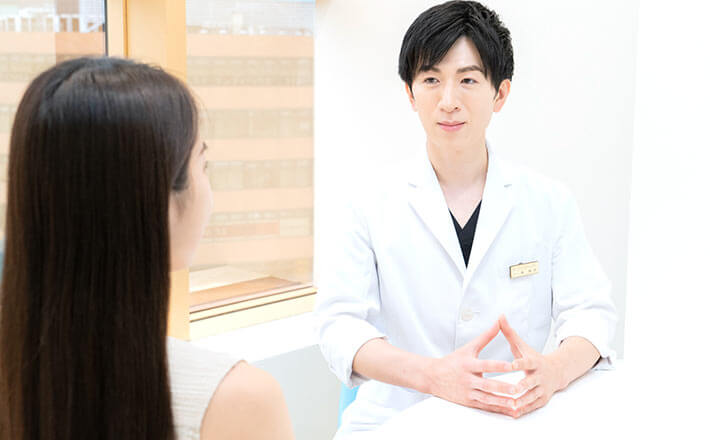 ビューティースキンクリニック 林隆洋院長の診察風景